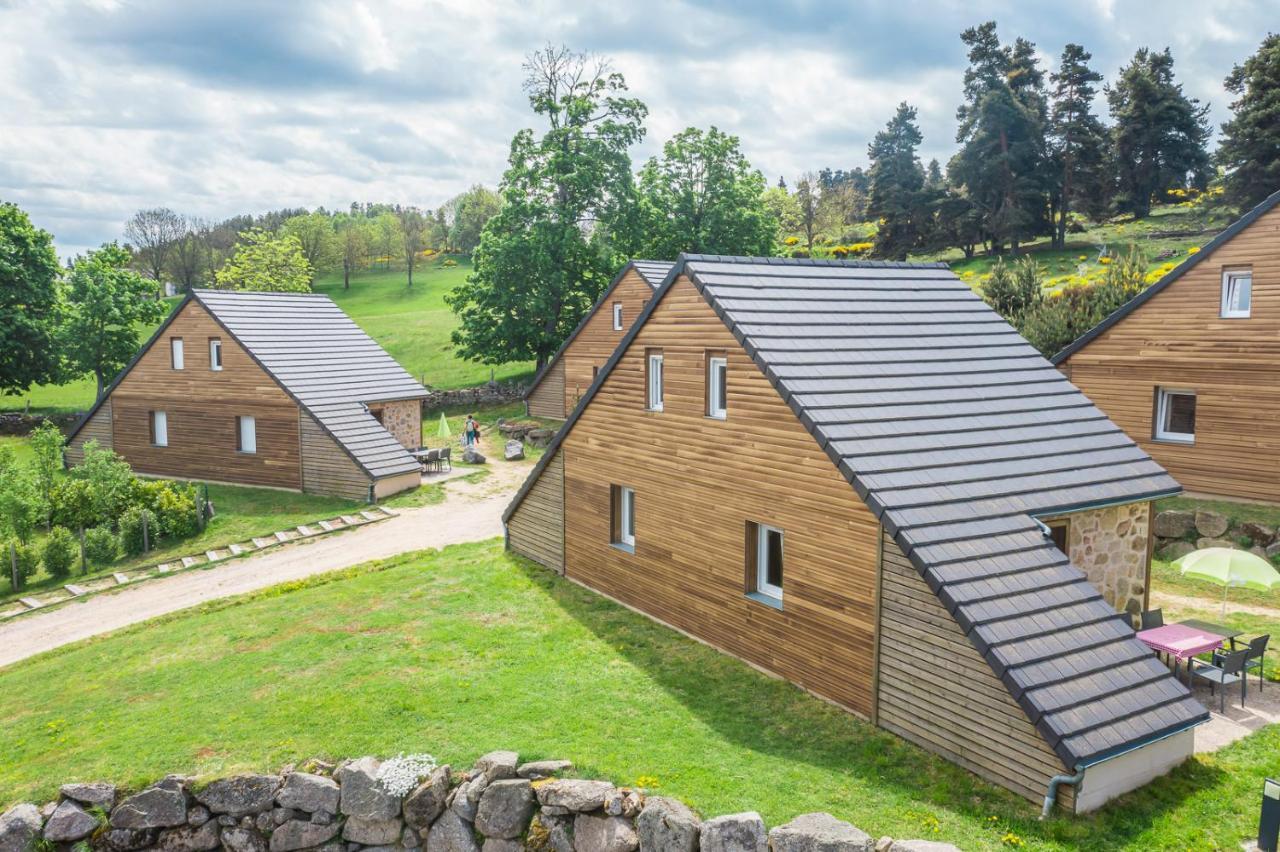 Village De Gites Les Chalets De L'Aubrac Aumont-Aubrac Exterior photo