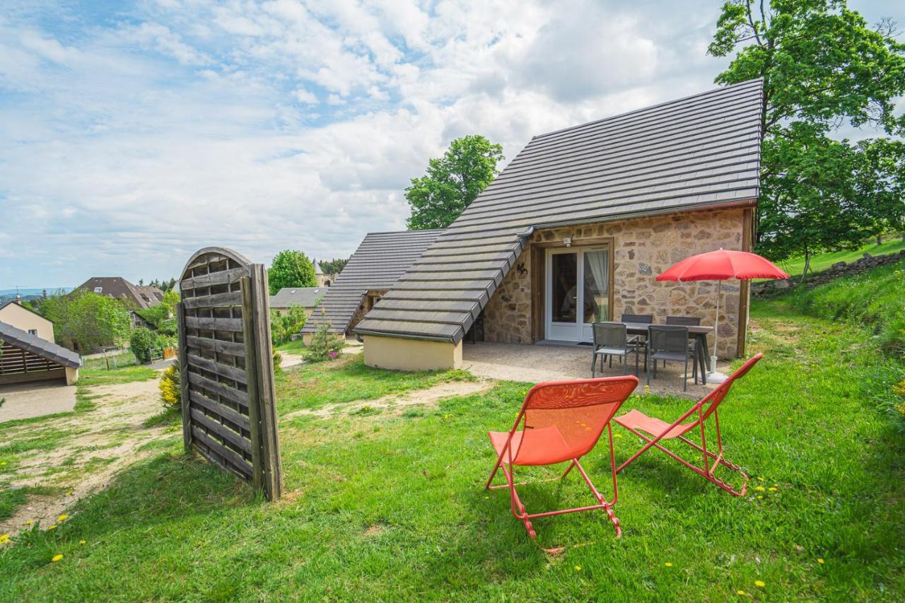 Village De Gites Les Chalets De L'Aubrac Aumont-Aubrac Exterior photo