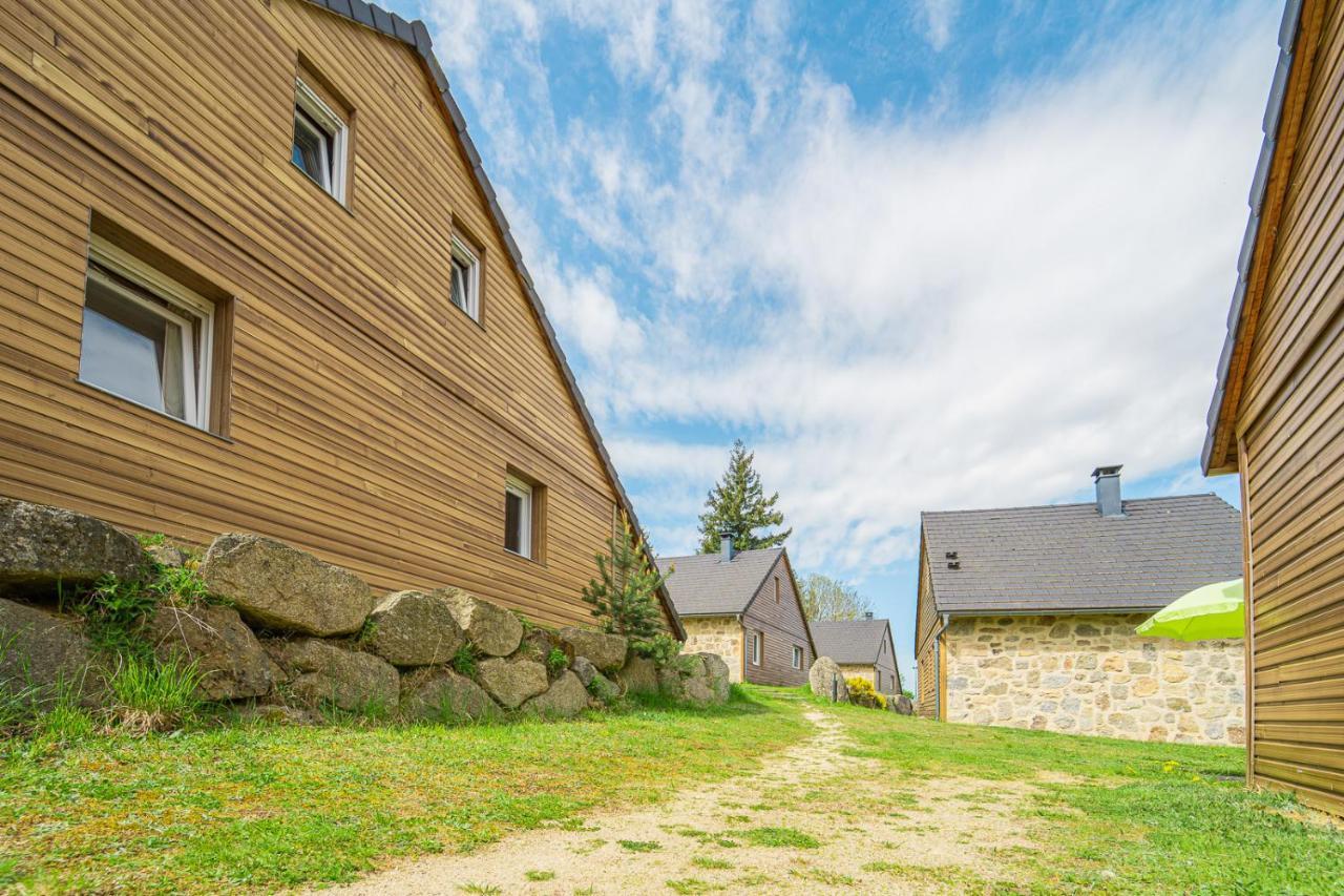 Village De Gites Les Chalets De L'Aubrac Aumont-Aubrac Exterior photo