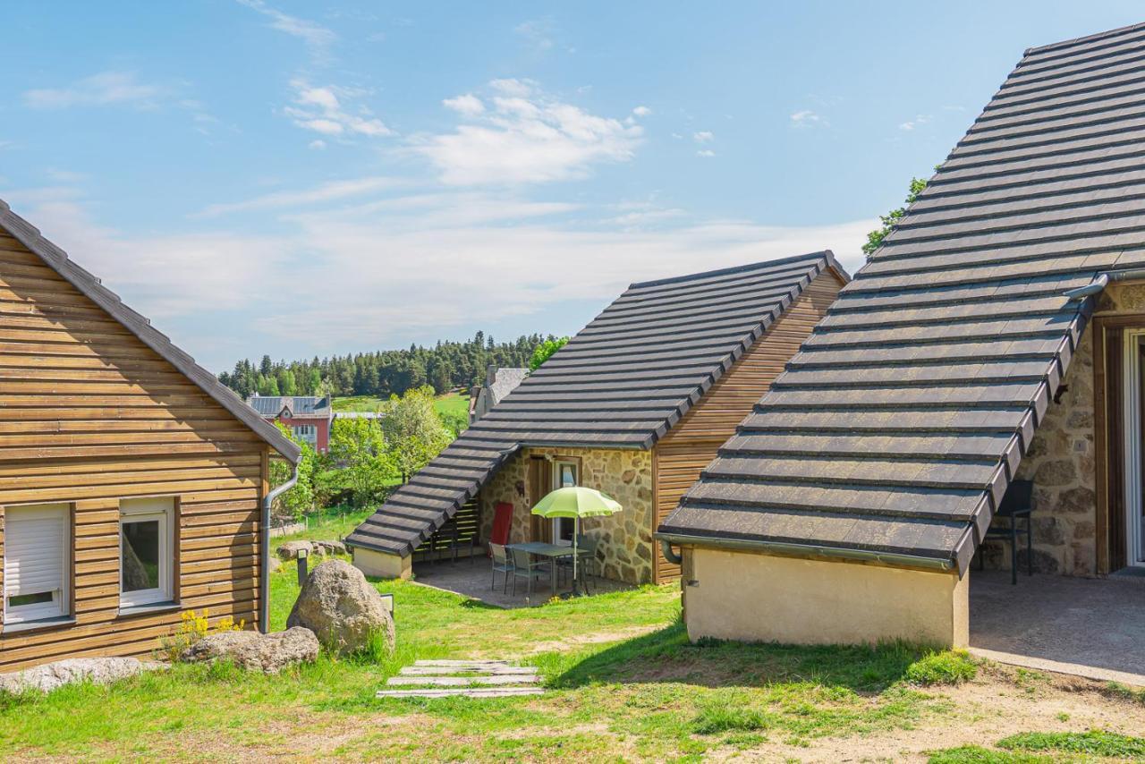 Village De Gites Les Chalets De L'Aubrac Aumont-Aubrac Exterior photo