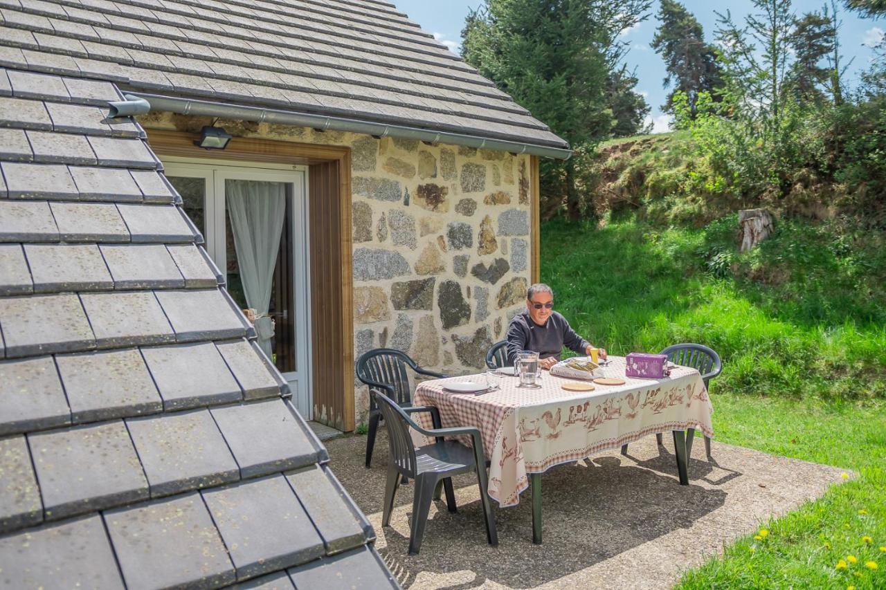 Village De Gites Les Chalets De L'Aubrac Aumont-Aubrac Exterior photo