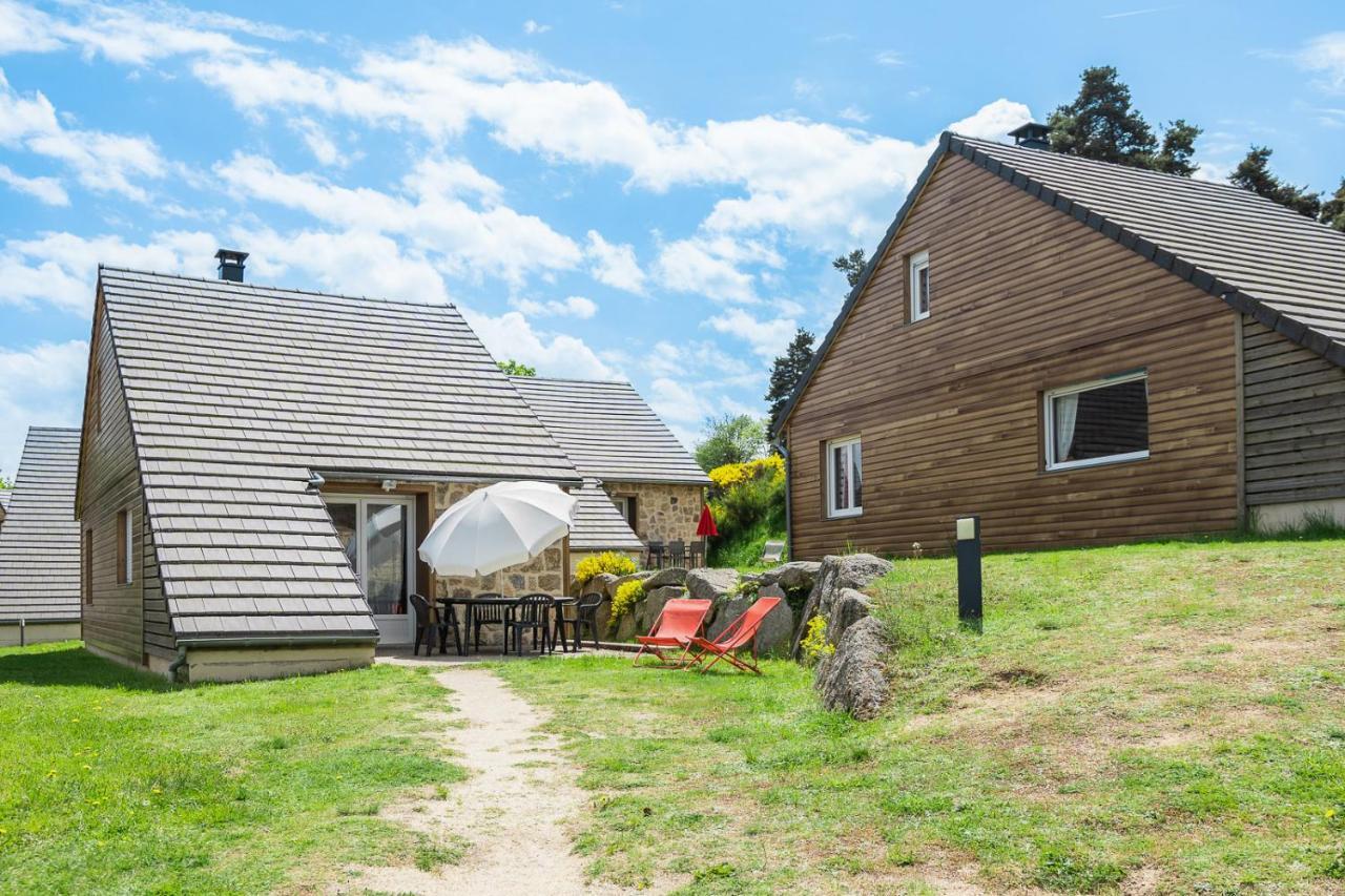 Village De Gites Les Chalets De L'Aubrac Aumont-Aubrac Exterior photo