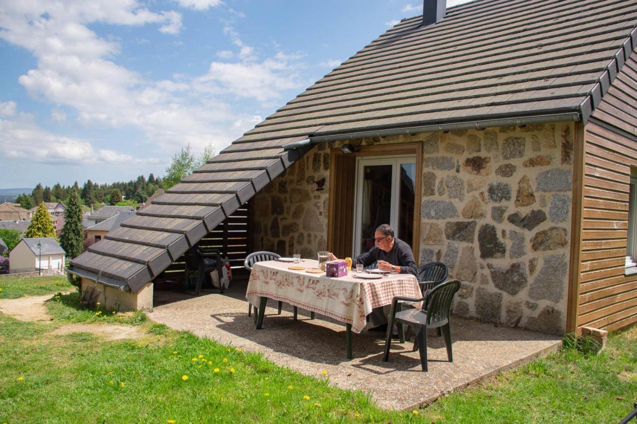 Village De Gites Les Chalets De L'Aubrac Aumont-Aubrac Exterior photo